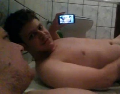 Puto filma punheta pelo espelho e deixa ele sujo