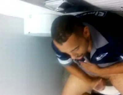 Macho fardando bate punheta e goza no banheirão