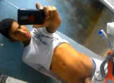 Garoto fica de pau duro e gozao na pia do banheiro