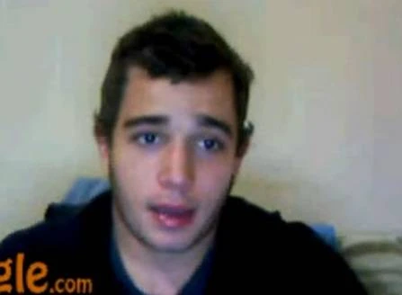 Garoto fofinho batendo punheta antes de dormir