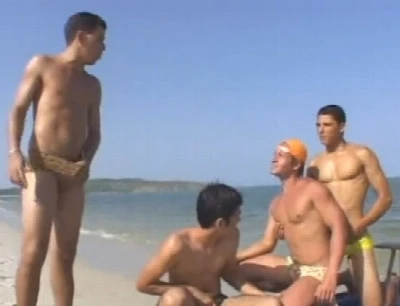 Orgia gay com quatro brasileiros quentes na praia