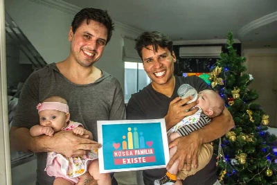Casais gays deixam mensagem de esperança pro natal