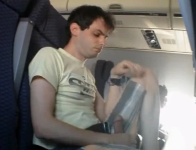 Novinho bate punheta e goza muito dentro do avião