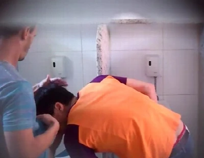 Brasileiro paga boquete para macho no banheirão – TOP