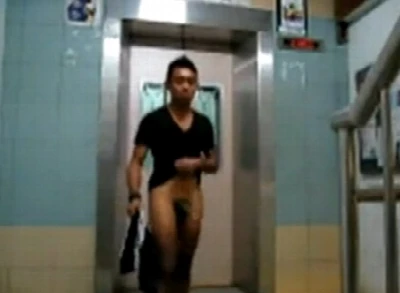Garoto fica pelado na portaria e goza no elevador