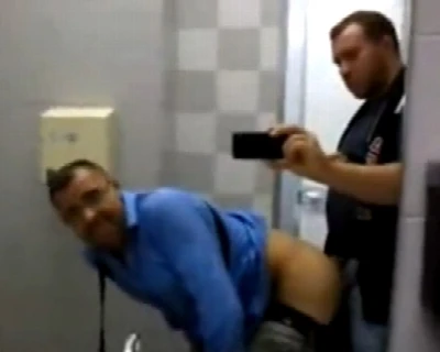 Caras fodem em banheiro público e filmam com o celular