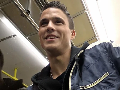 Garoto encontrou o caçador no metrô e aceitou ser fodido