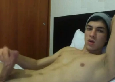 Garoto pelado e de touca gozando na barriguinha