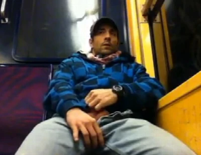 Homem põe o cacete pra fora e goza no trem