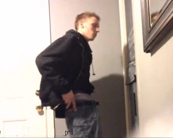 Garoto hétero e dotado fode buraco até gozar (Glory Hole)