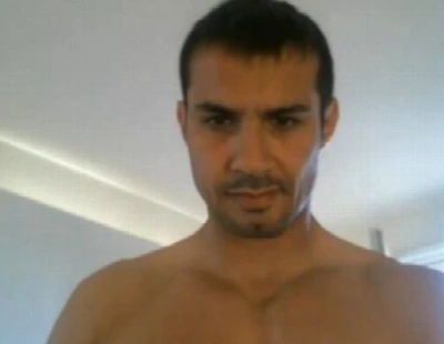Hétero toma banho e esfola o pau depois na punheta
