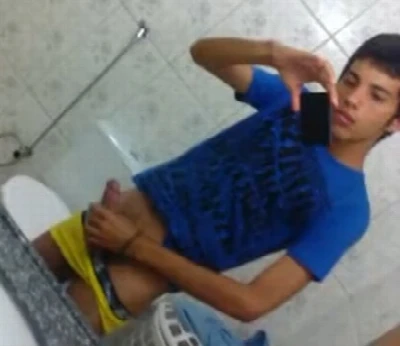 Garoto bate punheta e filma pelo espelho antes de gozar