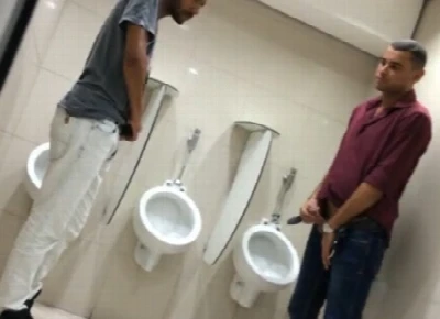 Punheta e pegação no banheiro de um Shopping em SP