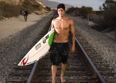 Gabriel Medina sem camisa se raspando no banheiro