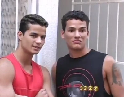 Novinhos brasileiros arrombam um loiro gringo juntos