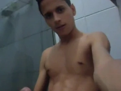 Novinho pauzudo toca punheta e goza antes do banho