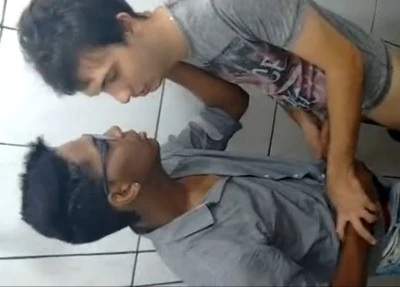 Garoto não consegue dar o cu + Casado chupando no banheirão