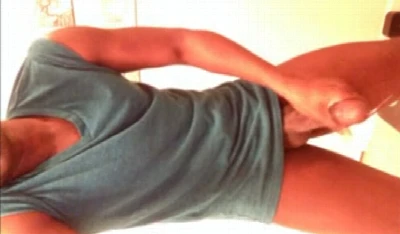Gostoso masturba anaconda depois da academia