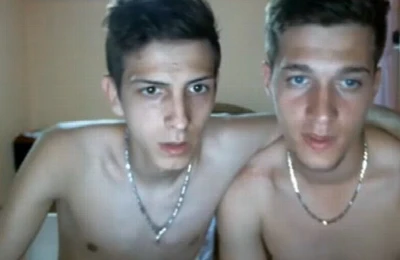Primos brincam com seus cacetes na cam
