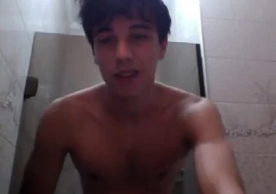 Novinho masturba anaconda e goza no banheiro