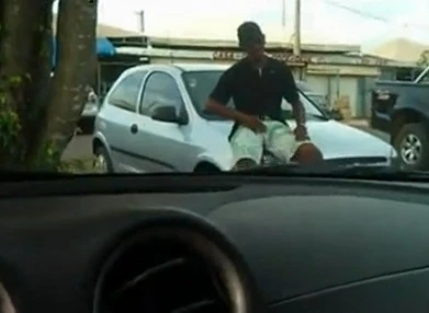 Cara flagrou o flanelinha de pau duro na rua