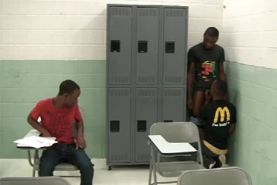 Negros putos fazem putaria com professor na detenção