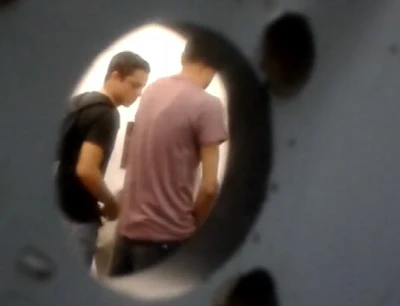 Garatos ousados fazem safadeza no banheirão