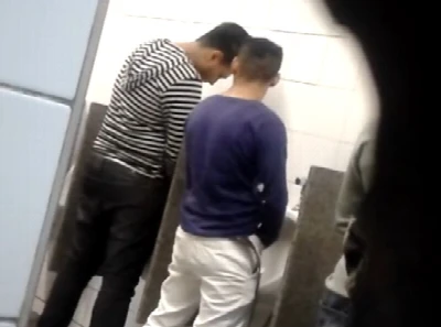 Flagra de pegação gay no banheirão de estação em SP