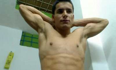 Brasileiro saradinho não resiste e bate uma na cam