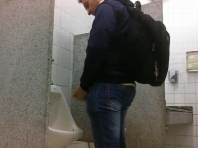 Machos punhetando, chupando e gozando no banheirão