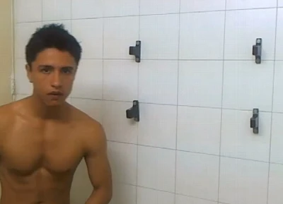 Novinho sarado mostra pauzão e exibe corpão