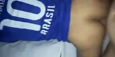 Moreno enraba no banheiro + Cara é fodido por picona
