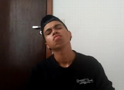 Igor, moreno fantástico rebolando e gozando na webcam