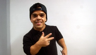 BOMBA! Pedrinho, anão do pânico, se masturbando na webcam