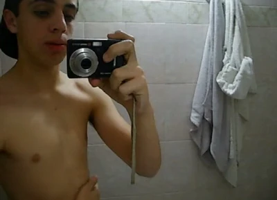 Novinho safado mostra pauzão cabeçudo pra cam