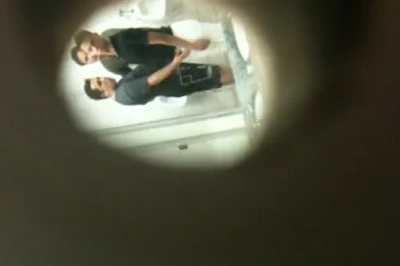 Safadeza no banheirao entre dois machos