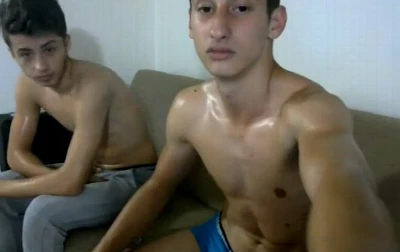 Boys romênios fazem mão amiga pra cam