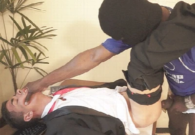 Assaltante fode gostoso vítima no escritório