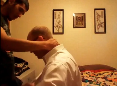 BAPHÃO!!! Enteado põe o padrasto para chupar seu pauzão
