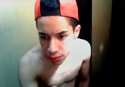 Novinho paulista, 18 anos, gozando gostoso na webcam