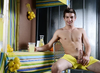 Johnny Rapid estava vendendo sucos, mas tomou no cu do Jay