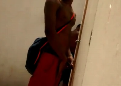 Machos bebem todas e mijam no meio da rua