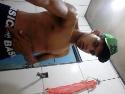 Novinho cafuçu manda fotos quentes pelo WhatsApp