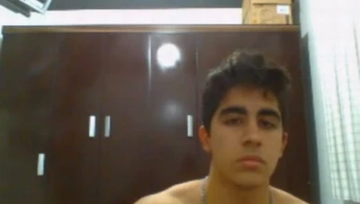 Douglas, novinho delicioso, mostra corpão e pauzão pra cam