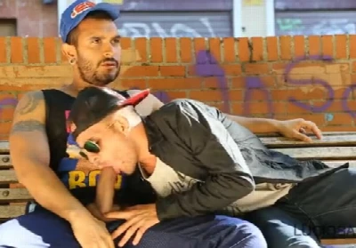 Miguel paga boquete para Lucio em praça pública