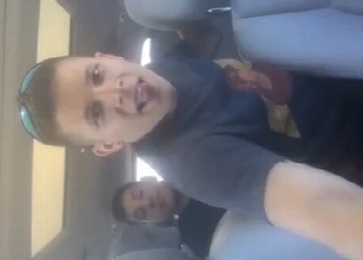Guri goza no cu do amigo dentro do carro do pai