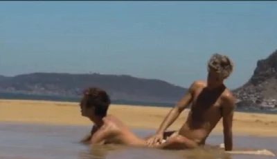Novinhos fodem em varias posições na praia