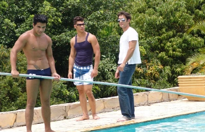 Brasileiros héteros tocam punheta na piscina