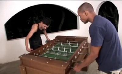 Alan se empolga no pebolim e dá o cuzinho pro Jay Long