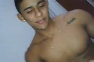 Novinho super dotado faz sucesso comendo travesti